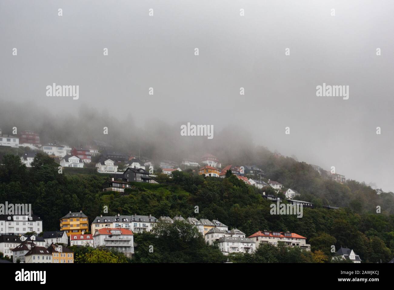Maisons à flanc de coteau à Floyfjellet sur une pluie et en partie brumeuse de sorte que le sommet n'est pas visible un jour d'automne à Bergen Norvège Banque D'Images