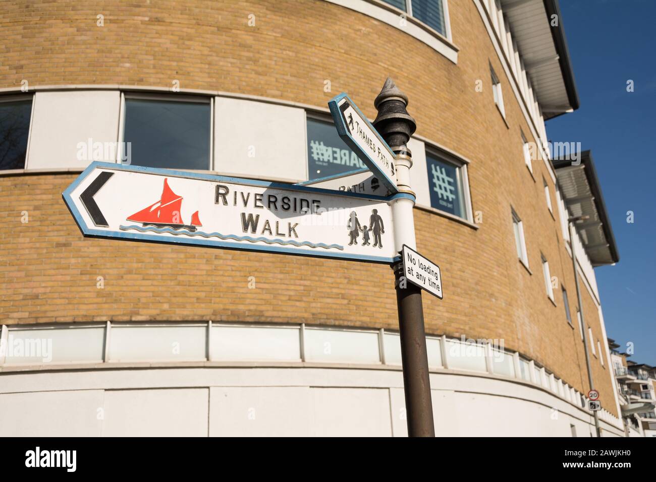 Signalisation Thames Path et Riverside Walk à Wandsworth, Londres, Royaume-Uni Banque D'Images