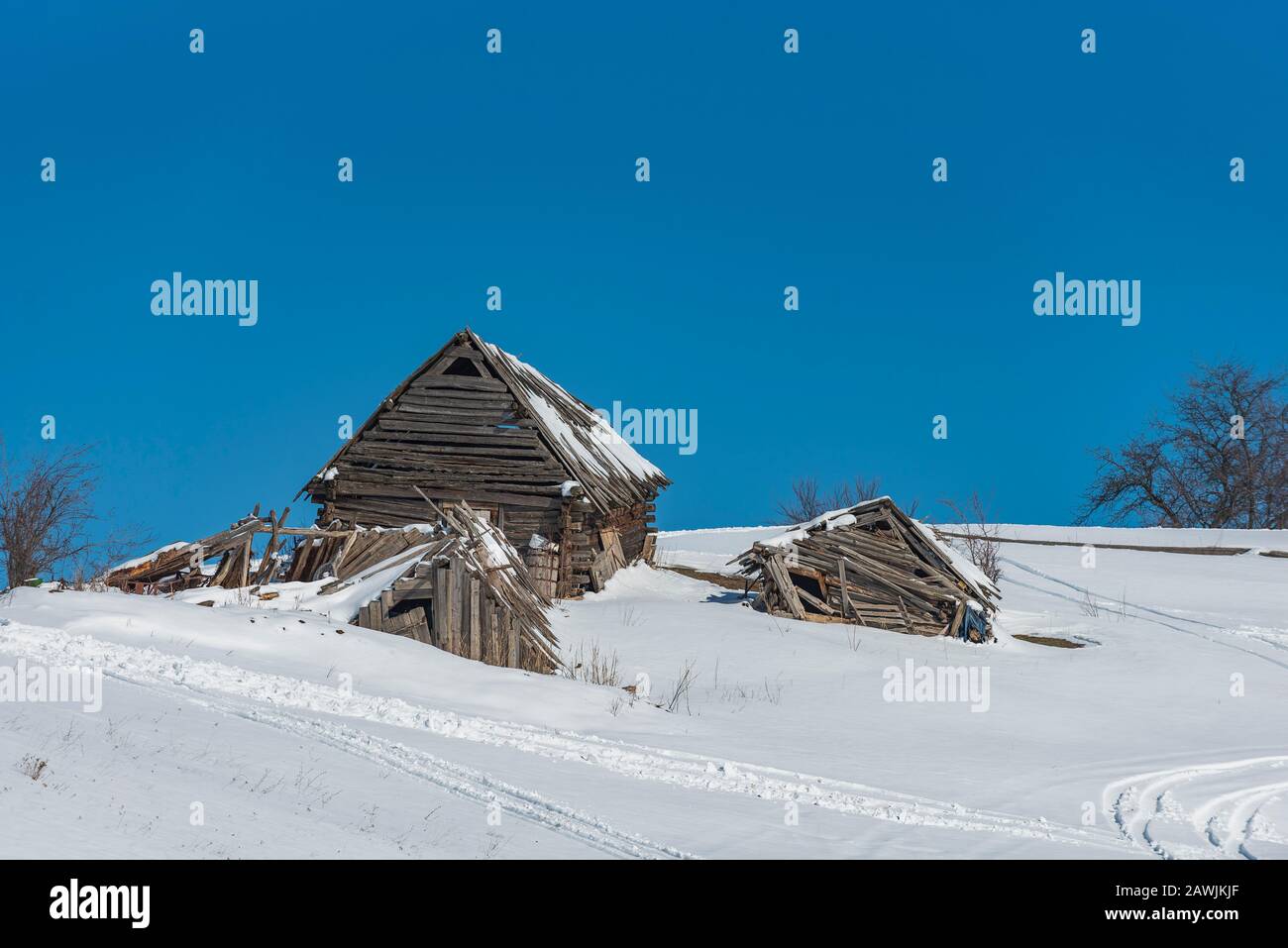 Ancienne grange en bois dans le champ, paysage de neige de montagne d'hiver Banque D'Images