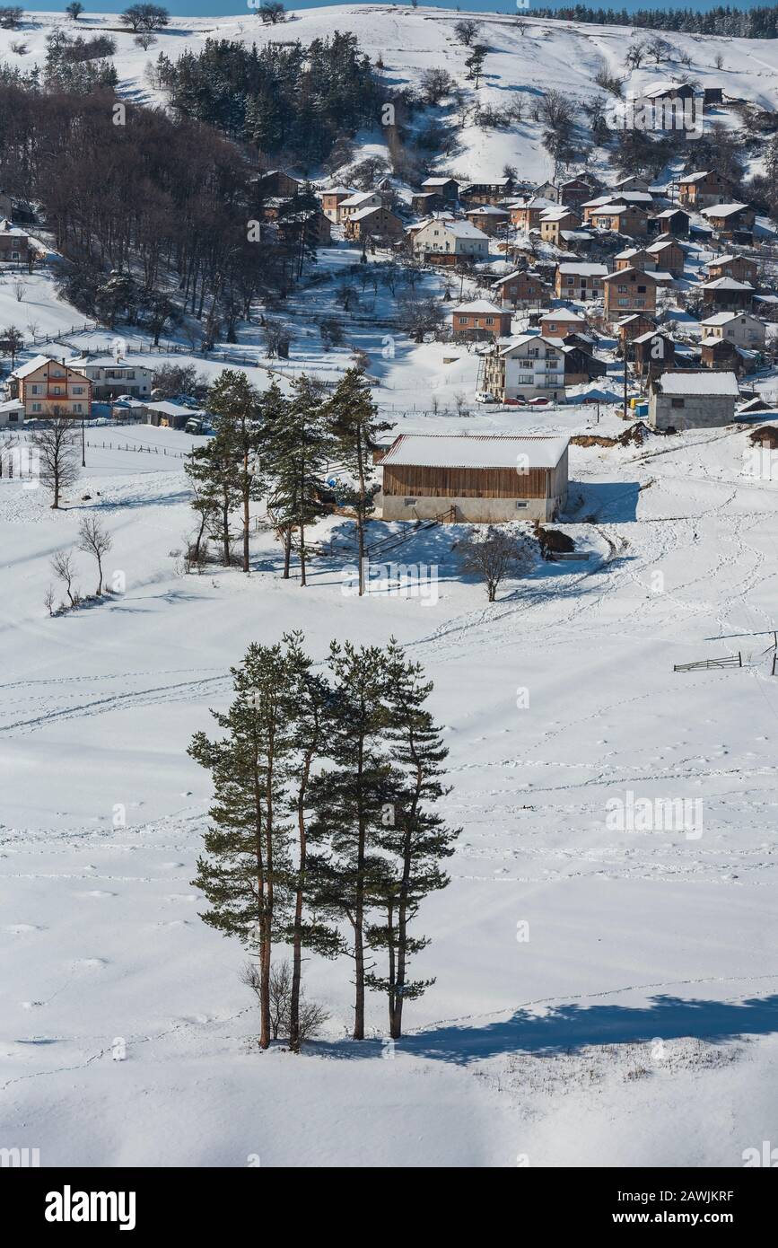Village de Grachevo dans les montagnes de Rhodope, Bulgarie en hiver Banque D'Images