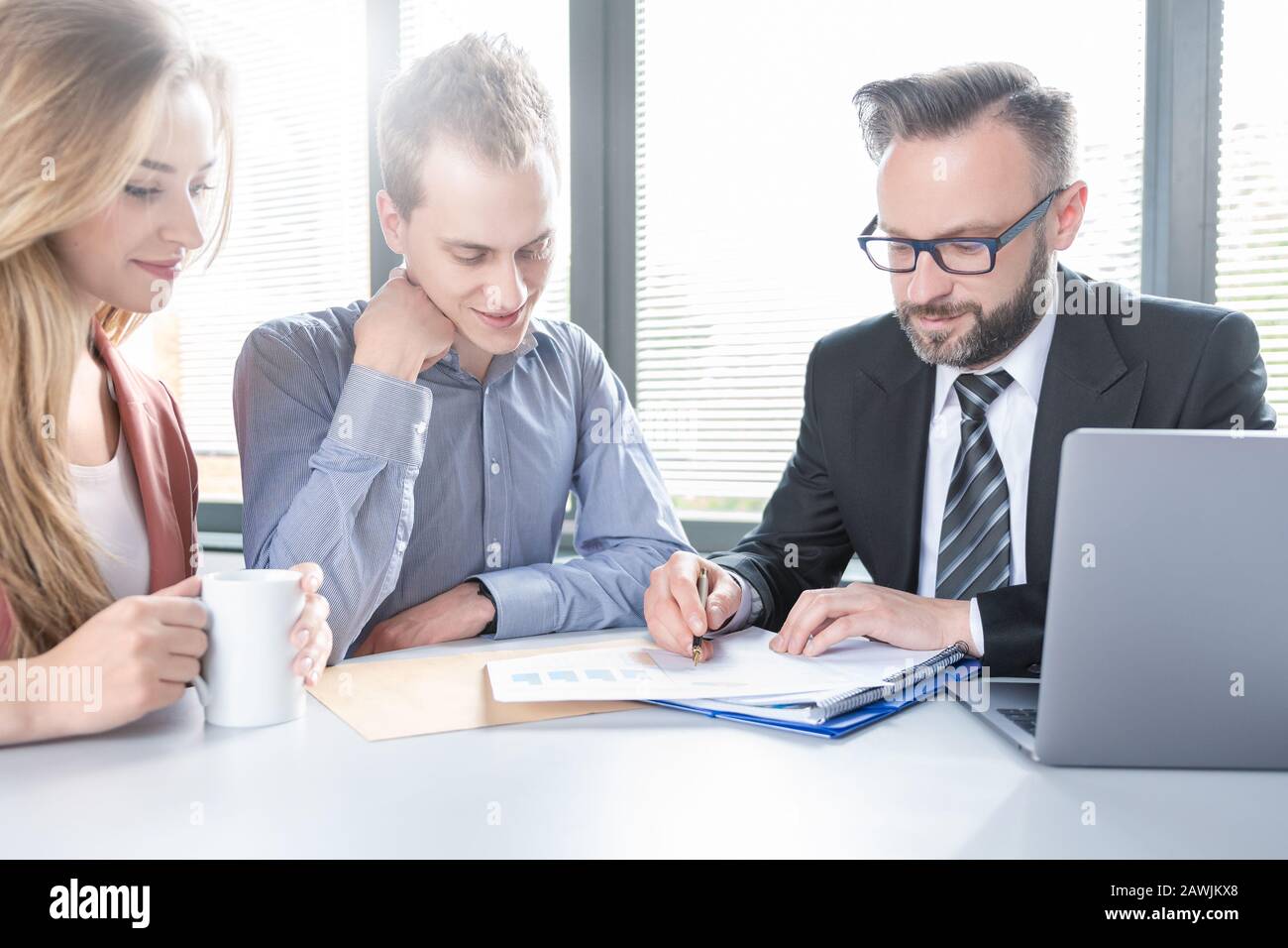 Des consultations de couple familial avec un avocat ou un agent d'assurance. Droit et assurance. Banque D'Images