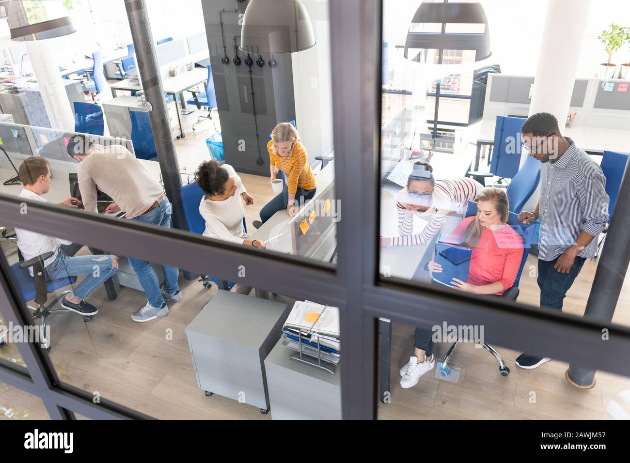 Équipe au travail. Groupe de jeunes gens d'affaires travaillant ensemble dans un bureau moderne créatif. Banque D'Images