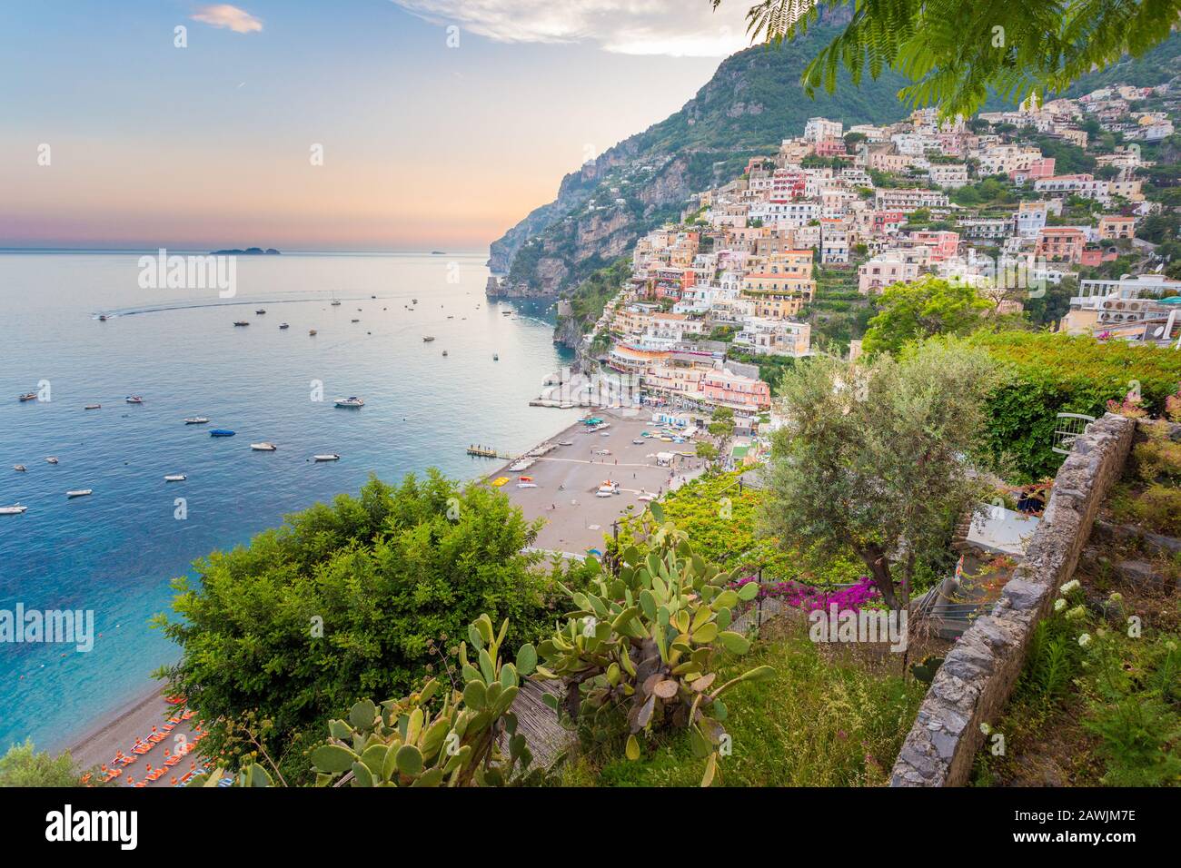 Positano, Côte Amalfitaine, Italie. Vue panoramique sur le coucher du soleil Banque D'Images