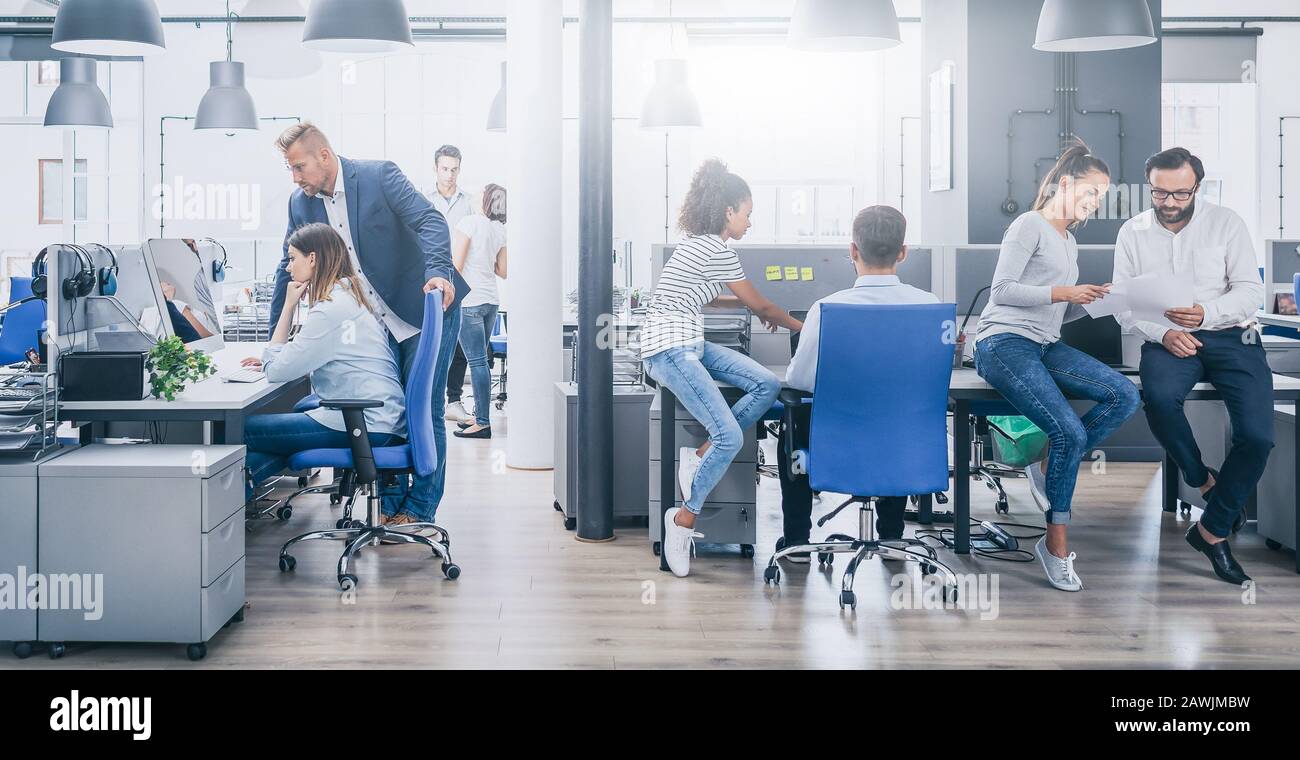 Équipe au travail. Groupe de jeunes gens d'affaires travaillant ensemble dans un bureau moderne créatif. Banque D'Images