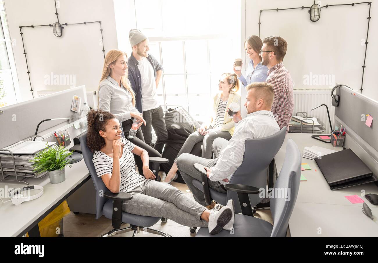 Équipe au travail. Groupe de jeunes gens d'affaires travaillant ensemble dans un bureau moderne créatif. Banque D'Images