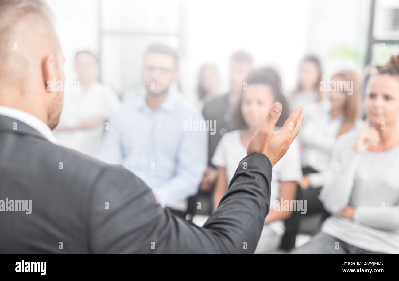 Coach d'affaires. Le chef d'équipe enseigne aux employés lors d'une réunion d'affaires dans une salle de conférence. Banque D'Images