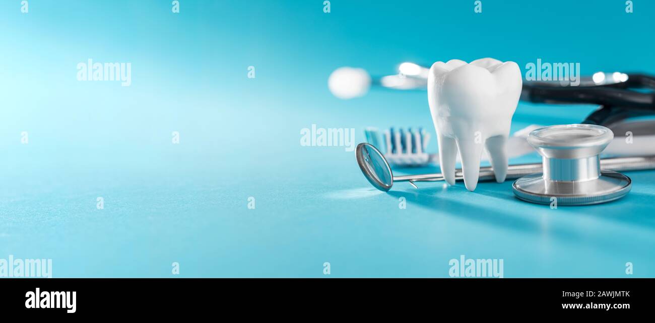 Dent saine blanc, différents outils pour les soins dentaires. Arrière-plan de soins dentaires. Banque D'Images