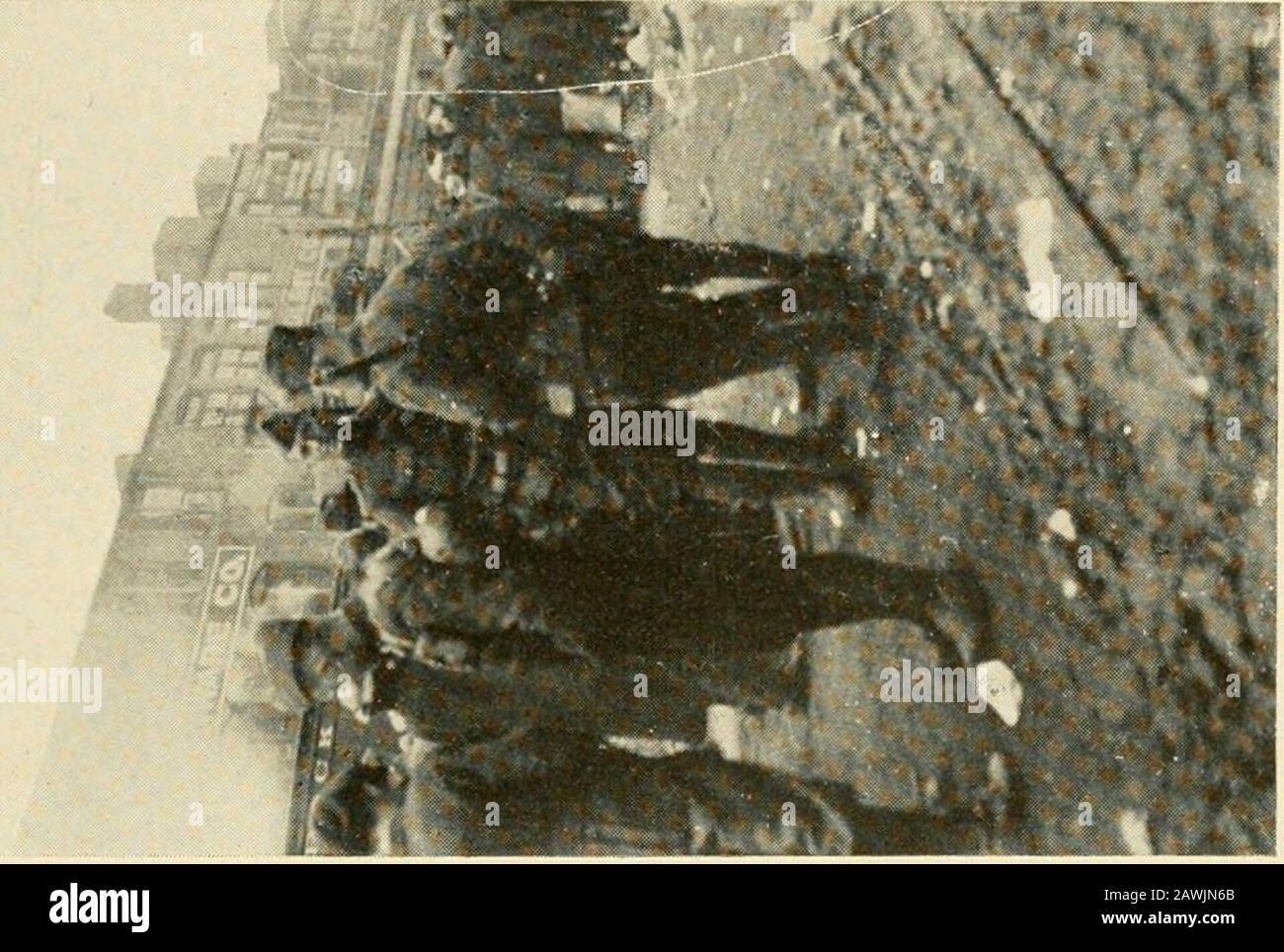 Comment cela s'est produit, et d'autres poèmes . ^•I* LE TRAIN QUI NOUS A PRIS POUR CAMPER BOWIE. 52 LA FAÇON DONT IL A PRIS FIN À Oklahoma CityThey nous a surpris, Et a enlevé chacun d'entre nous, Devant les yeux des Colonels. (25 mars 1919) Chaque famille a attrapé un garçon de soldat, Et ne lui a pas laissé goTill ils avaient nourri et caché INA lit aussi blanc que neige. Nous avons ensuite défilé dans la ville. Le lendemain, Et nous avons pris nos adieux. Prochain morn sur l'empilage hors du lit. Dès qu'il était léger. Nous avons trouvé que notre train avait finalement atteint Camp Bowie dans la nuit. (26 mars 1919) vint Alors ces Anges de l'Armée, Th Banque D'Images