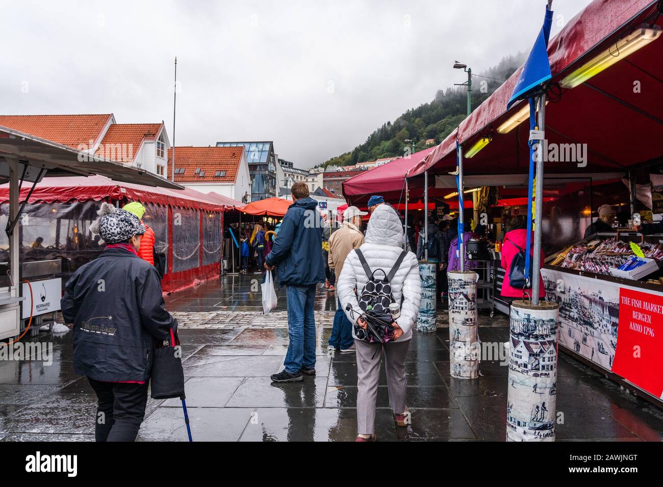 Éditorial 09.04.2019 Bergen Norvège Rainy jour au marché aux poissons avec les touristes marchant et regardant tous les aliments à vendre dans les diverses tentes Banque D'Images