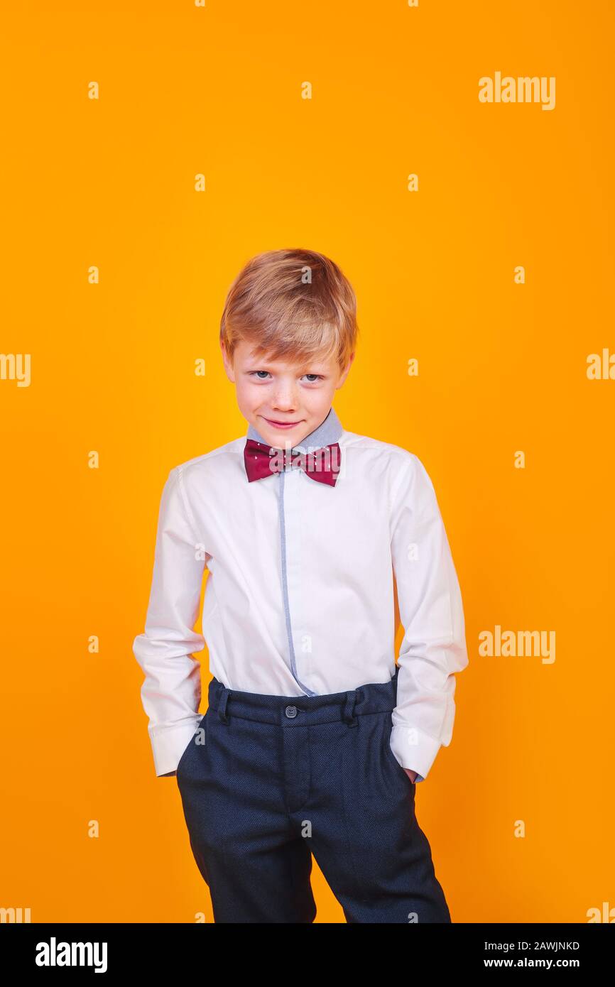 Petit beau garçon souriant avec chemise blanche et cravate rouge papillon  Photo Stock - Alamy