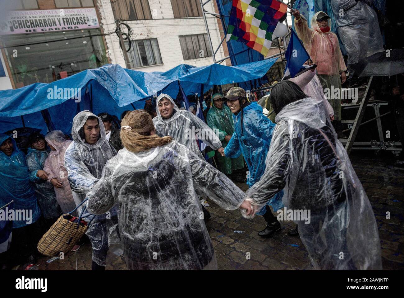 El Alto, Bolivie. 8 février 2020. Les partisans de l'ancien président Morales dansent sous la pluie lors d'un rassemblement de campagne du Movimiento al Socialismo (MAS) avant les élections présidentielles. La nouvelle élection, le 3 mai, a lieu plus de six mois après l'élection présidentielle d'octobre, qui a été éclipsée par des accusations de manipulation et dont Morales a émergé comme vainqueur. Crédit: Ivan Perez/Dpa/Alay Live News Banque D'Images