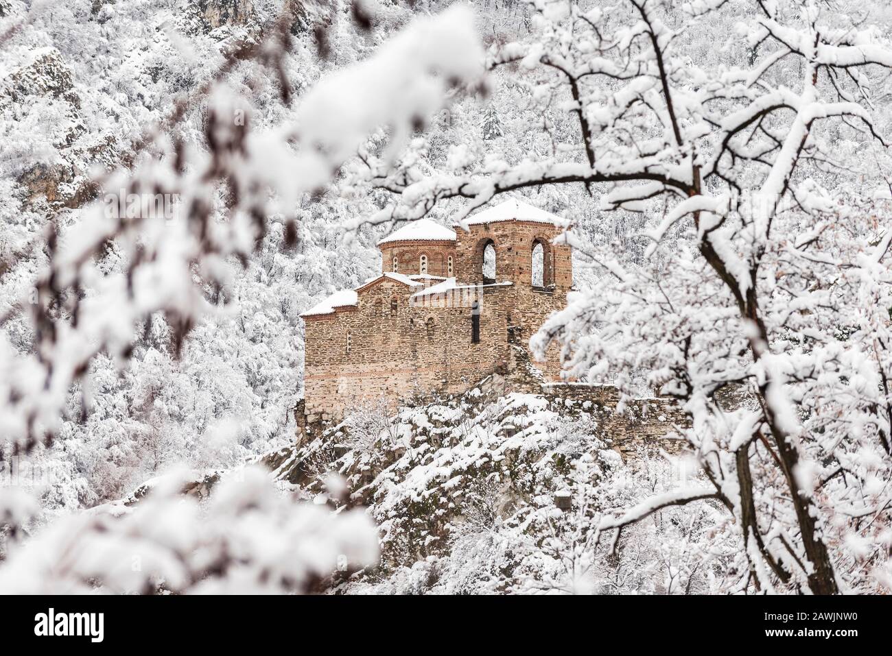 Forteresse d'Asen, Bulgarie - Paysage d'hiver de l'église fortifiée de la Vierge Marie, la Sainte mère de Dieu) près de la ville d'Asenovgrad Banque D'Images