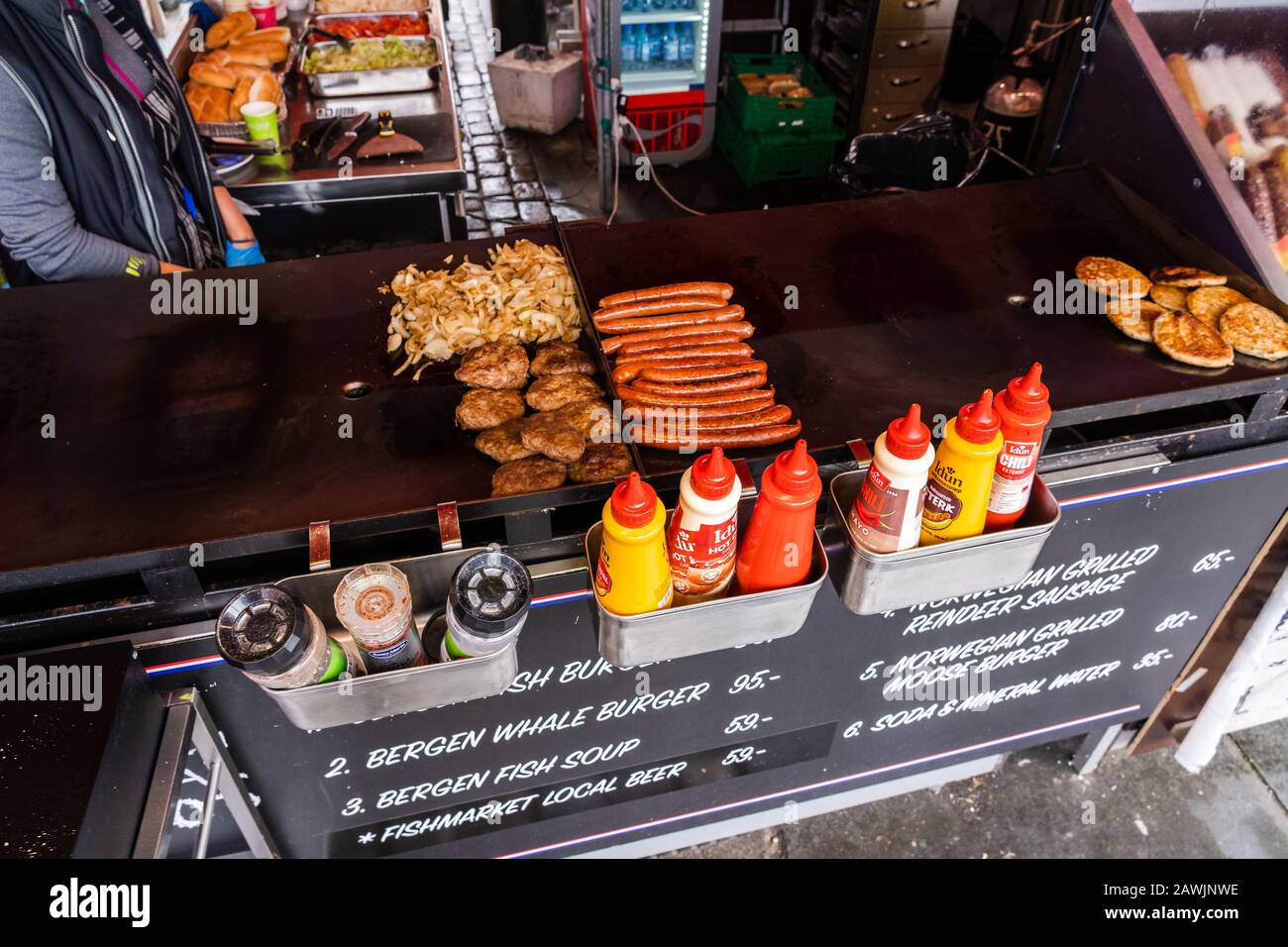 Éditorial 09.04.2019 Bergen Norvège saucisses à vendre sur le marché du poisson Banque D'Images