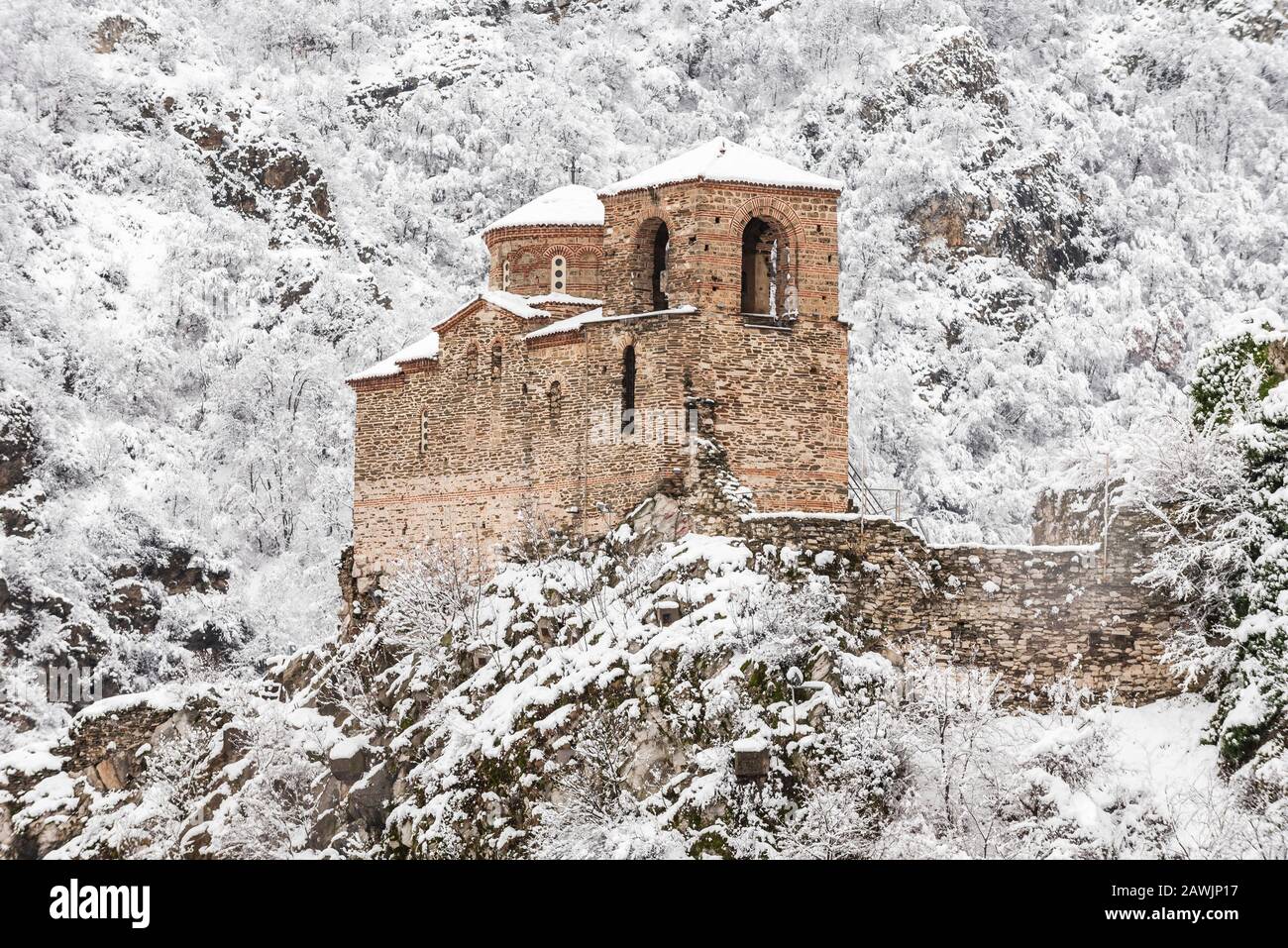 L'Église de la Sainte mère de Dieu dans la forteresse d'Asen en hiver. Ancienne forteresse médiévale près de la ville d'Asenovgrad. Région de Plovdiv, Bulgarie Banque D'Images