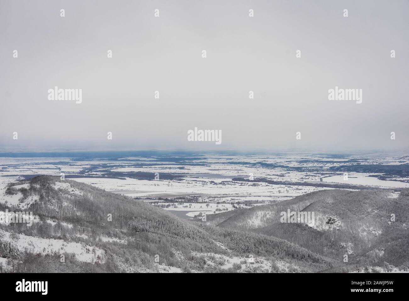 Panorama dans le paysage d'hiver montagnes couvertes de neige. Le concept de liberté et de solitude. Banque D'Images