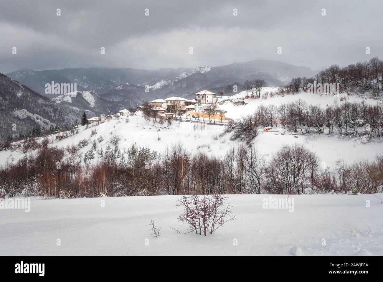 Village de Vrata, montagne de Rhodope, Bulgarie. Paysage enneigé d'hiver Banque D'Images