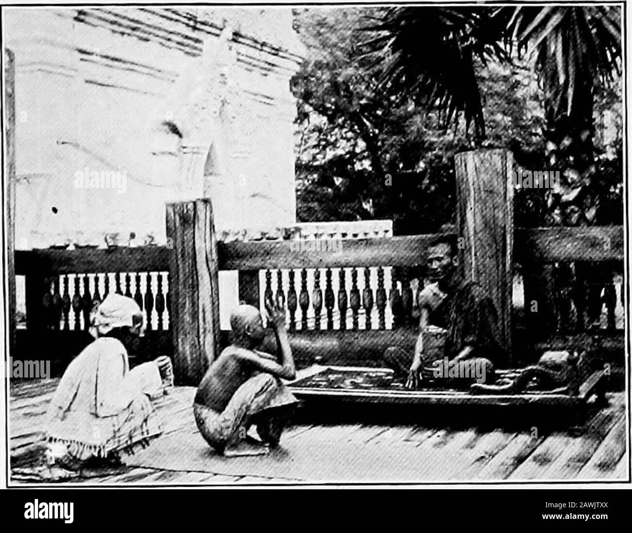 Birmanie . 36. SHINLAUNG PRIANT POUR ACCEPTATION (BIRMANIE). 37. SHINLAUNG RENOUVELANT SA PRIÈRE, le monde, mais pas de l'observation par le monde. Tout comme l'hommage qui lui est accordé par les laïcs, un tickeuse qui a laissé son tissu - une chose almostunknown - serait promptlyunfrocté par eux. Pour leur subsistance thenovices et les inclineurs réguliers de remettre en suspension sur les alms. Ils les recevaient en nature et selon le besoin quotidien. Leur appel est muet.Le matin après sa réception, le novice avec ses frères s'arrêta devant sa propre maison de parents et les maisons des voisins toréeive tel faire Banque D'Images