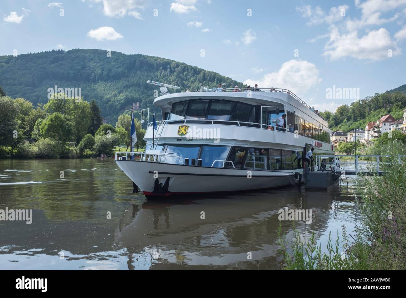 Bateau de croisière amarré à Neckarsteinach sur le Neckar, Allemagne Banque D'Images