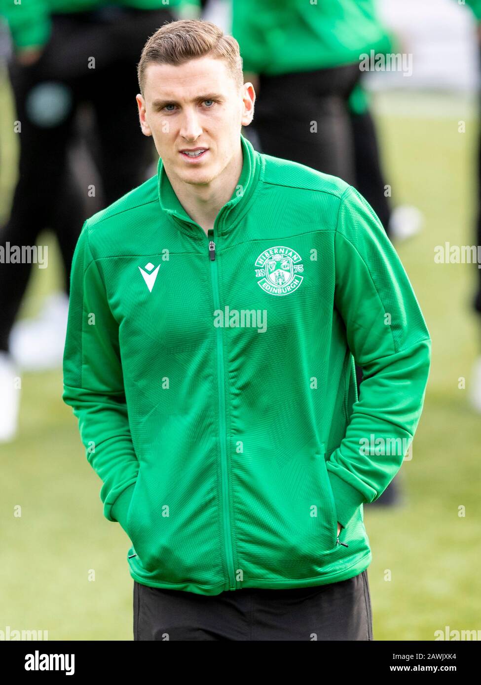 Alloa, Écosse, Royaume-Uni. 9 février 2020. Indoforer Stadium Alloa, Alloa Clackmannashire, Écosse; Scottish Cup Football, BSC Glasgow contre Hibernian; Paul Hanlon de Hibernian inspecte le terrain avant le lancement. Crédit: Action Plus Sports Images/Alay Live News Banque D'Images