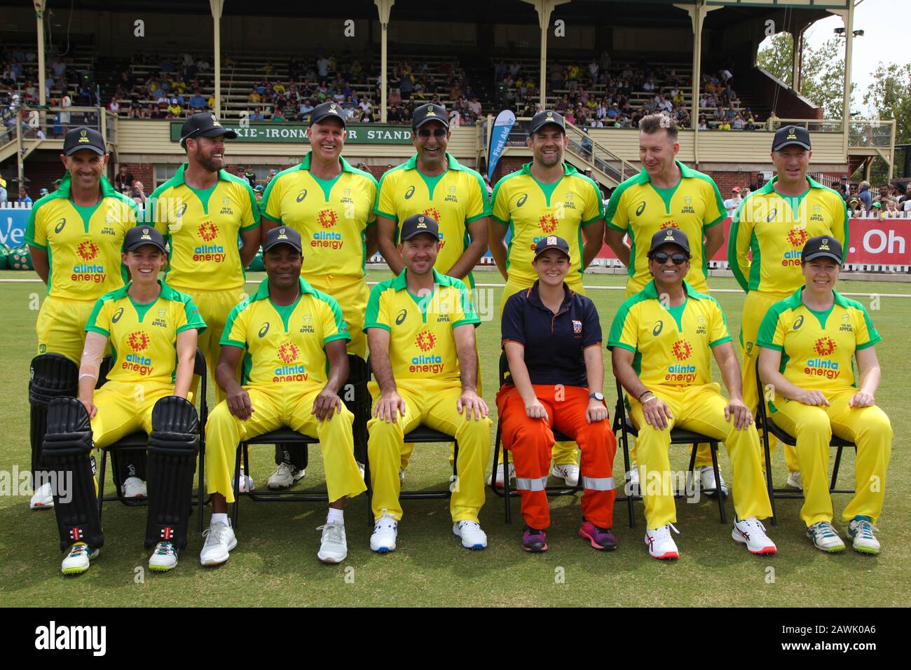 Junction Oval, Melbourne, Victoria, Australie. 9 février 2020. The Bushfire Cricket Legends Bash Charity Match - Team photo - Ponting XI - avant le jeu - image Credit: Brett keating/Alay Live News Banque D'Images