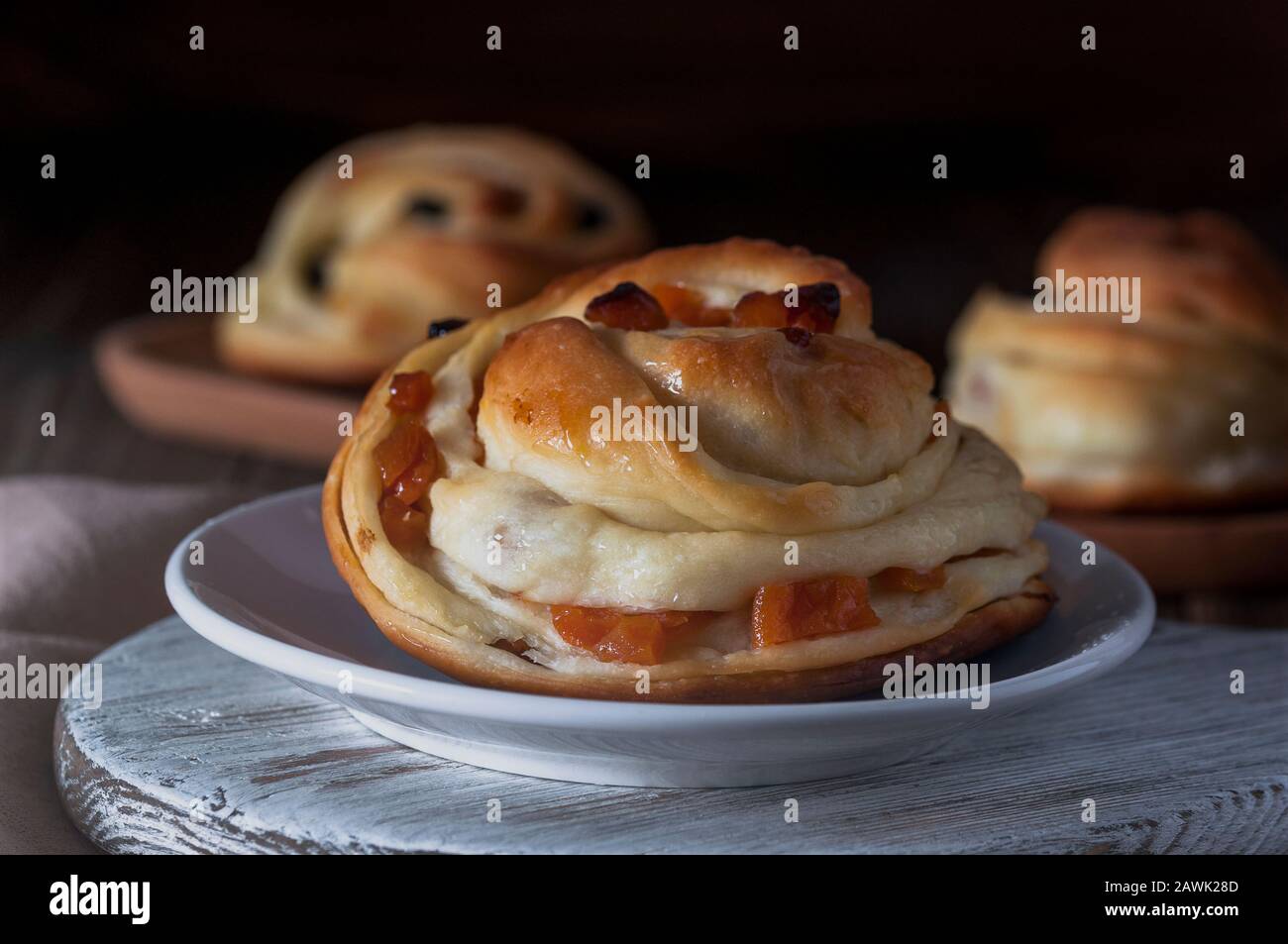 Kruffins aux raisins secs et abricots secs, sautés au sucre - sirop de miel. Banque D'Images