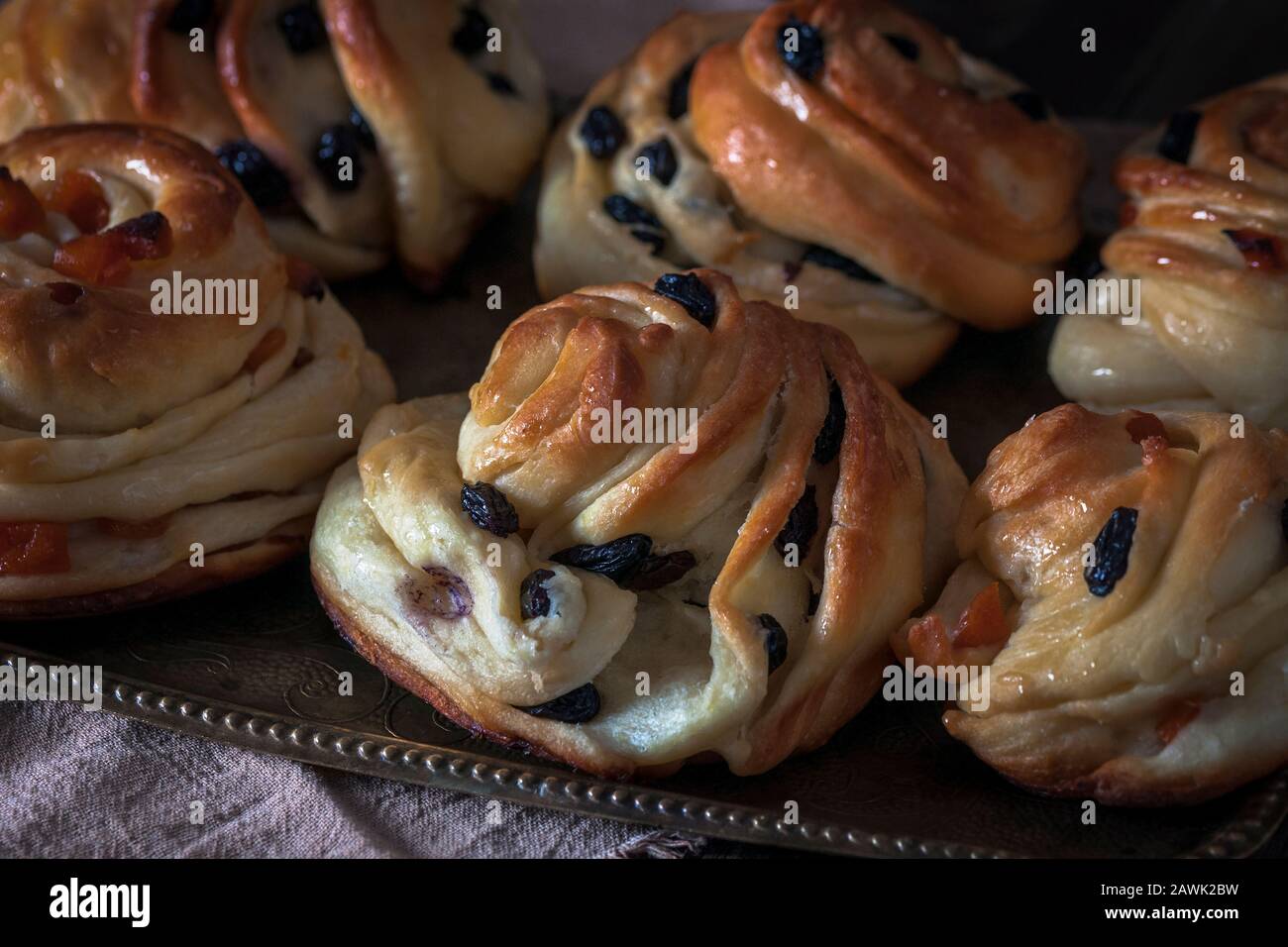 Kruffins aux raisins secs et abricots secs, sautés au sucre - sirop de miel. Banque D'Images