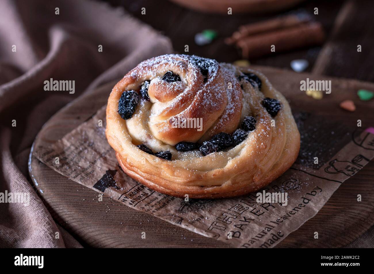 Kruffins aux raisins secs et abricots secs, arrosés de sucre en poudre sur le dessus. Ambiance festive. Banque D'Images
