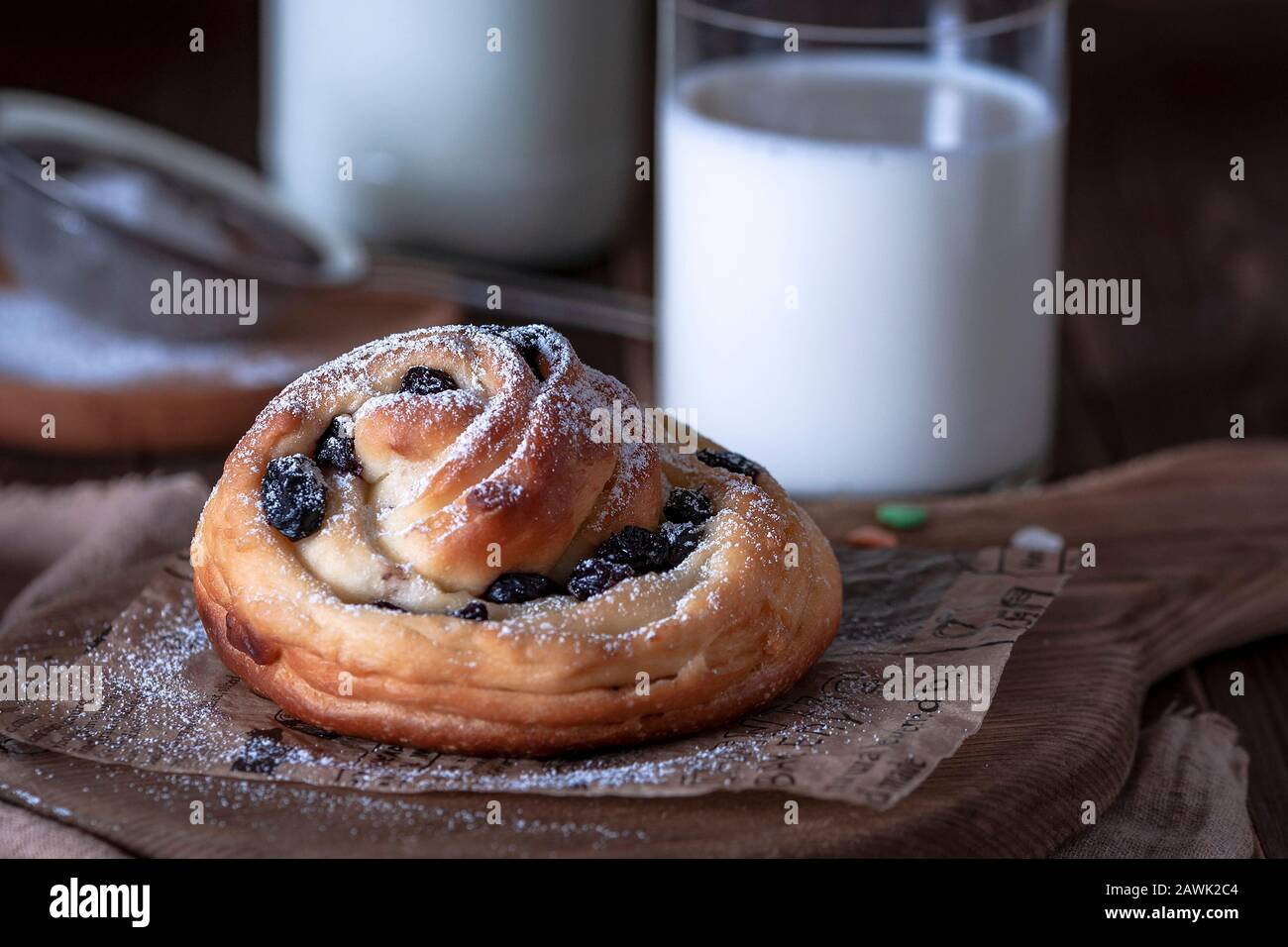 Kruffins aux raisins secs et abricots secs, arrosés de sucre en poudre sur le dessus. Ambiance festive. Banque D'Images