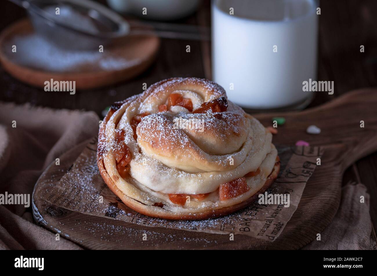 Kruffins aux raisins secs et abricots secs, arrosés de sucre en poudre sur le dessus. Ambiance festive. Banque D'Images