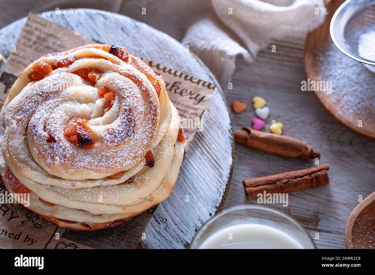 Kruffins aux raisins secs et abricots secs, arrosés de sucre en poudre sur le dessus. Ambiance festive. Banque D'Images