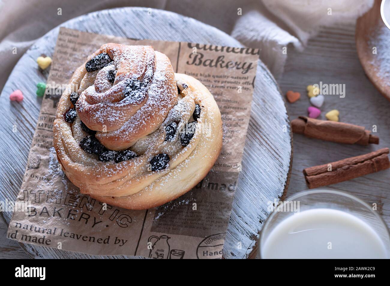 Kruffins aux raisins secs et abricots secs, arrosés de sucre en poudre sur le dessus. Ambiance festive. Banque D'Images