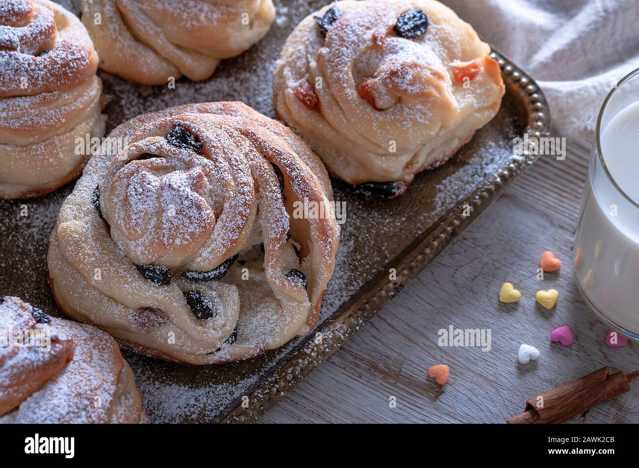Kruffins aux raisins secs et abricots secs, arrosés de sucre en poudre sur le dessus. Ambiance festive. Banque D'Images