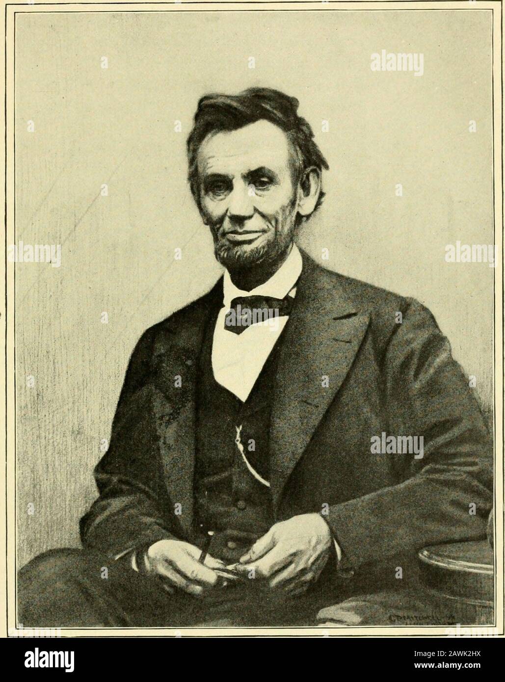 La vie d'Abraham Lincoln, tirée de sources originales et contenant de nombreux discours, lettres et télégrammes jusqu'à présent non publiés . la catafalque à l'échange, où fortwo heures, le 21 avril, le public a été admis. Comme on pouvait s'y attendre, la série de cérémonies offunéraires la plus élaborée était à New York. Là, quand le train funéraire est arrivé le mardi 25 avril, toute la ville a été inondée de crapes, et de vastes foules ont rempli les rues. Theclimax des obséchies était la procession qui, mercredi, suivait le hearse de Broadway et de FifthAvenue jusqu'à la trente-quatrième rue et jusqu'à Banque D'Images