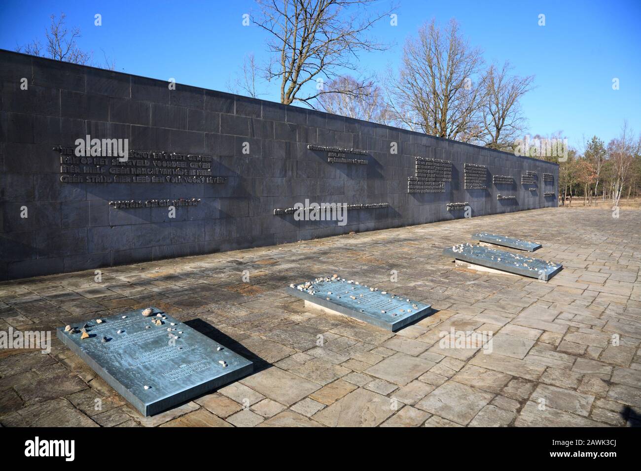 Mur commémoratif, mémorial du camp de concentration de Bergen-Belsen, Basse-Saxe, Allemagne, Europe Banque D'Images