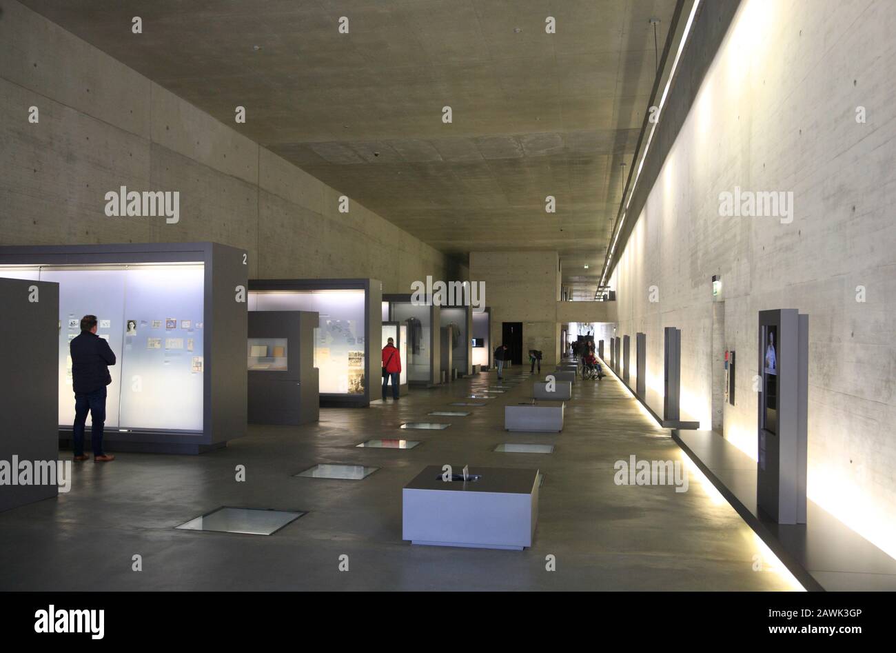 Salle des expositions, mémorial du camp de concentration Bergen-Belsen, Basse-Saxe, Allemagne, Europe Banque D'Images