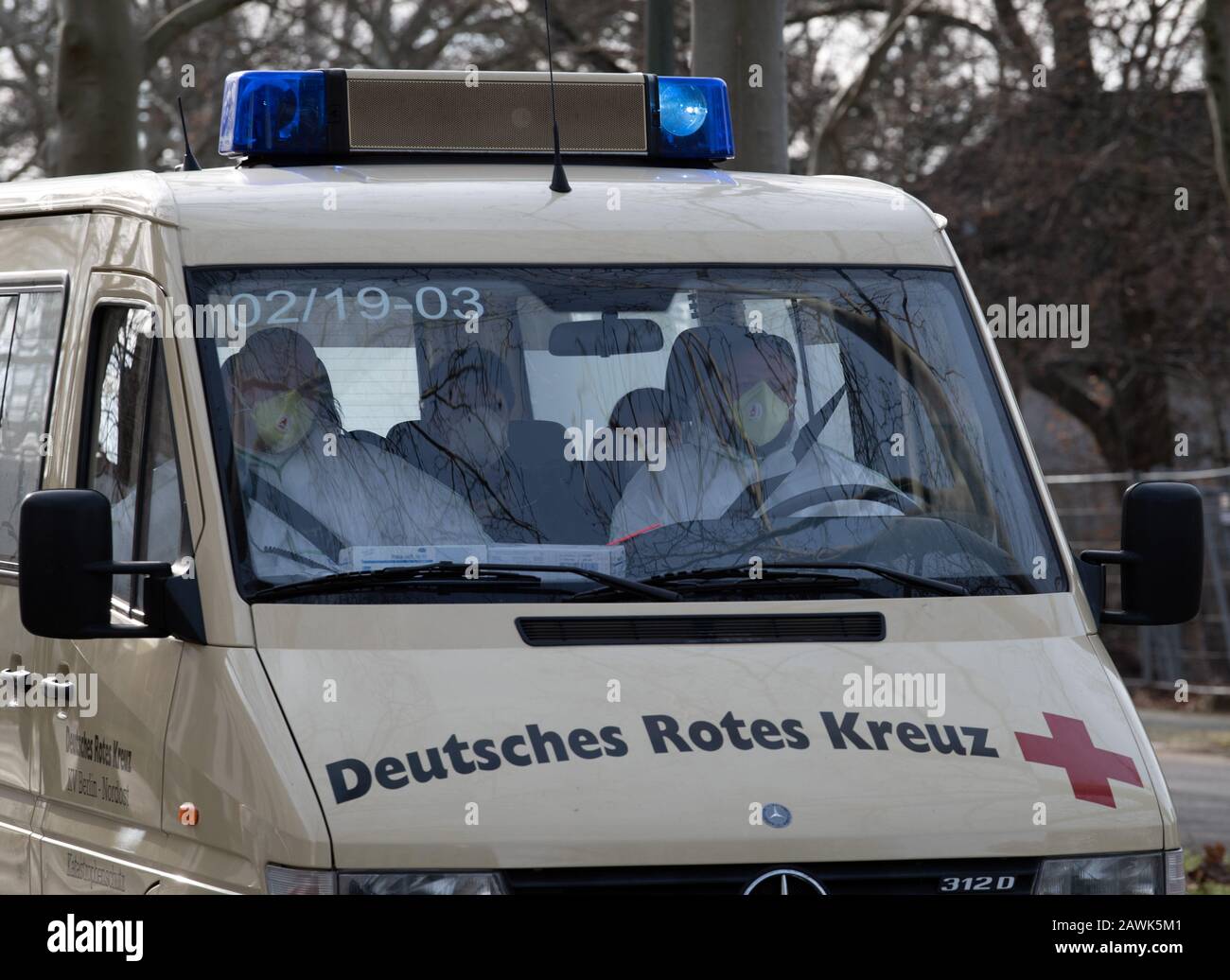 Berlin, Allemagne. 9 février 2020. Escortée par la police, une ambulance conduit à la route venant de la partie militaire de l'aéroport de Tegel. Un avion des forces armées allemandes a atterri à Berlin avec des rapatriés de la ville chinoise de Wuhan, qui est gravement affectée par le virus corona. Crédit: Soeren Stache/dpa-Zentralbild/ZB/dpa/Alay Live News Banque D'Images