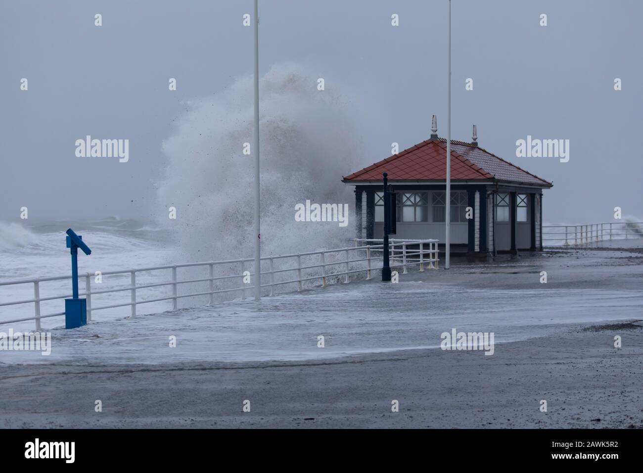 Vagues qui frappent le refuge public pendant la tempête Ciara à Aberystwyth, Pays de Galles, Royaume-Uni Banque D'Images