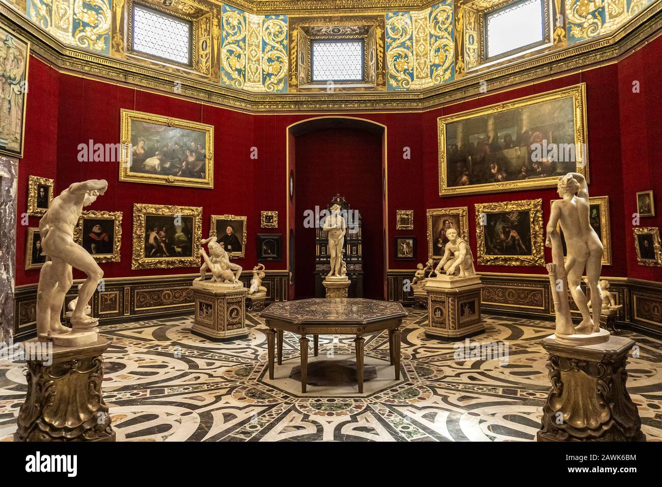 Florence, ITALIE - 7 AVRIL 2018 : la salle Tribune de la Galerie des Offices à Florence, Italie. La chambre est faite entre 1581 et 1583 par l'architecte Bernardo Buont Banque D'Images