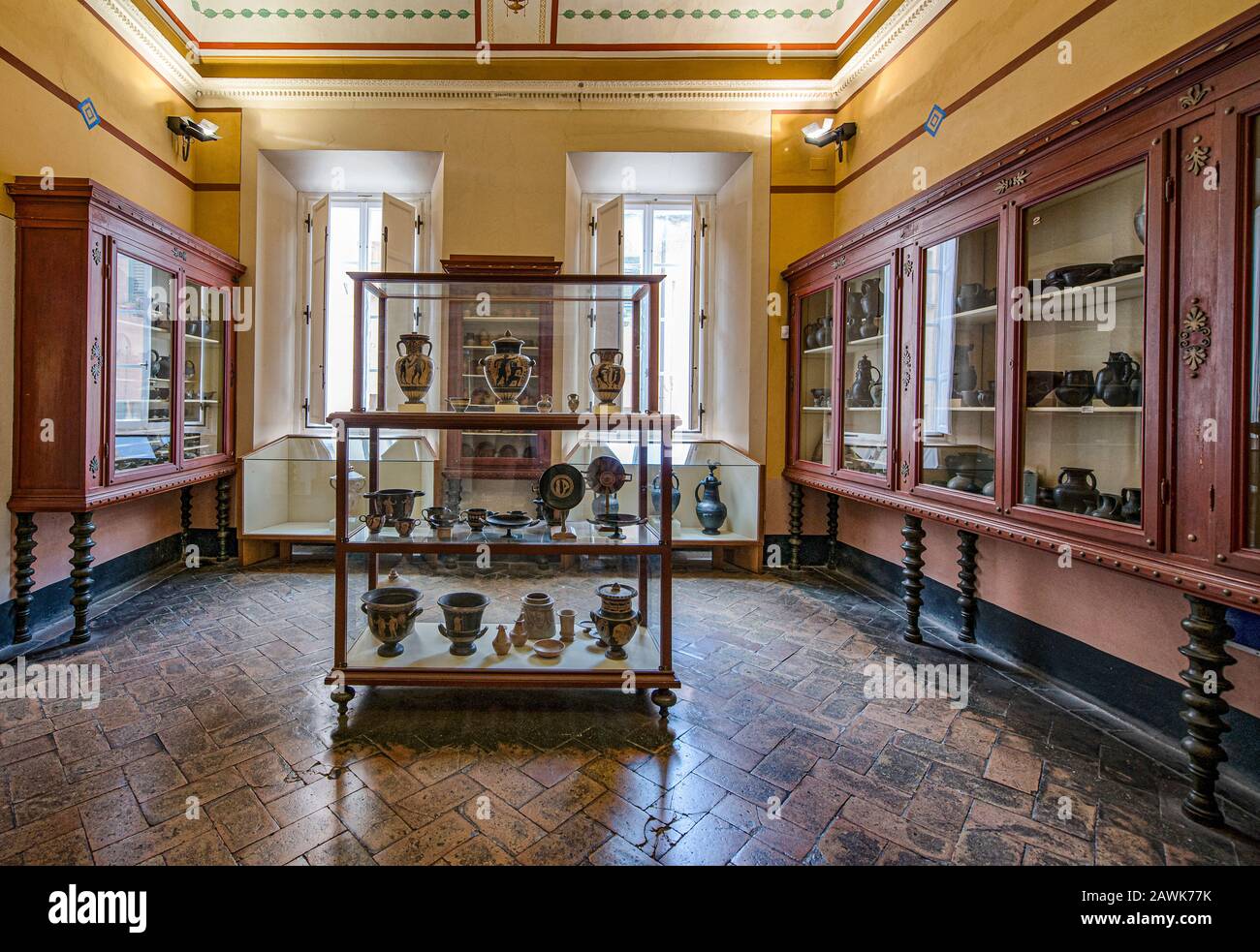 Italie Toscane Volterra - intérieur du musée Etruscan Guarnacci - une salle avec poterie. Banque D'Images