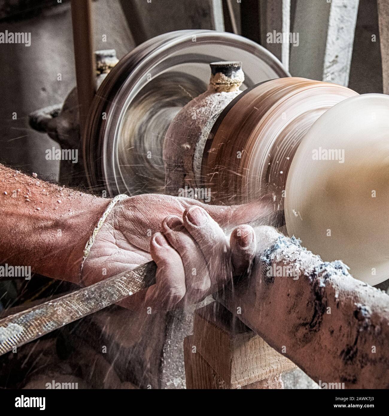 Italie Toscane Volterra - traitement d'Alabaster au laboratoire Alab'Arte de Volterra. Lathe traitement d'un vase. Banque D'Images