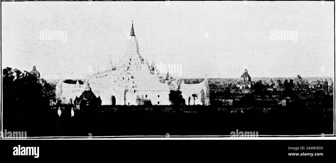 Birmanie . ANCIEN QATE, AVEC LES FIGURES OFTHADYA-MIN ET KEINNAYA. 8. ANANDA PAYA, PAÏEN. 4 la religion BIRMANE qui a actionné les rois pour construire des temples à une telle échelle. In1300 A.D. le pouvoir du royaume païen s'était passé, dans un grand dégraissage, comme le croient les Burmans, à la vidange de l'édifice du temple. Mais la théforce de la religion n'a pas été abée. La Birmanie est tombée une proie aux envahisseurs de Shan, a chamoqué la domination pendant près de deux cents ans, mais n'a pas réussi à se consolider Banque D'Images