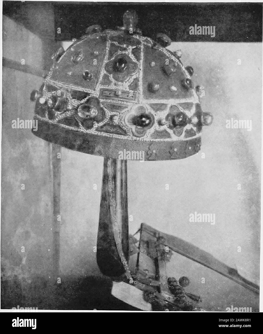 Sicile médiévale, aspects de la vie et de l'art dans les âges moyens . thetdesign. L'inscription est ici en arabe, et indique que le manteau a été travaillé dans la royalfactory de Palerme dans l'année de la Hegira 528(a.d. 1134). La couronne portée avec ces magnifiques garmentspeut-être étudié dans les mosaïques de dévouement de la Mar-torana et Monreale (PI. III., IV.), et peigné avec le seul Trésor inestimable laissé à Palerme, la 135 couronne MÉDIÉVALE DE SICILE de l'impératrice Constance, trouvé intact quand les tombes royales ont été ouvertes dans le années quatre-vingt-adolescent, et maintenant préservé dans le Trésor de la cathédrale, Th Banque D'Images