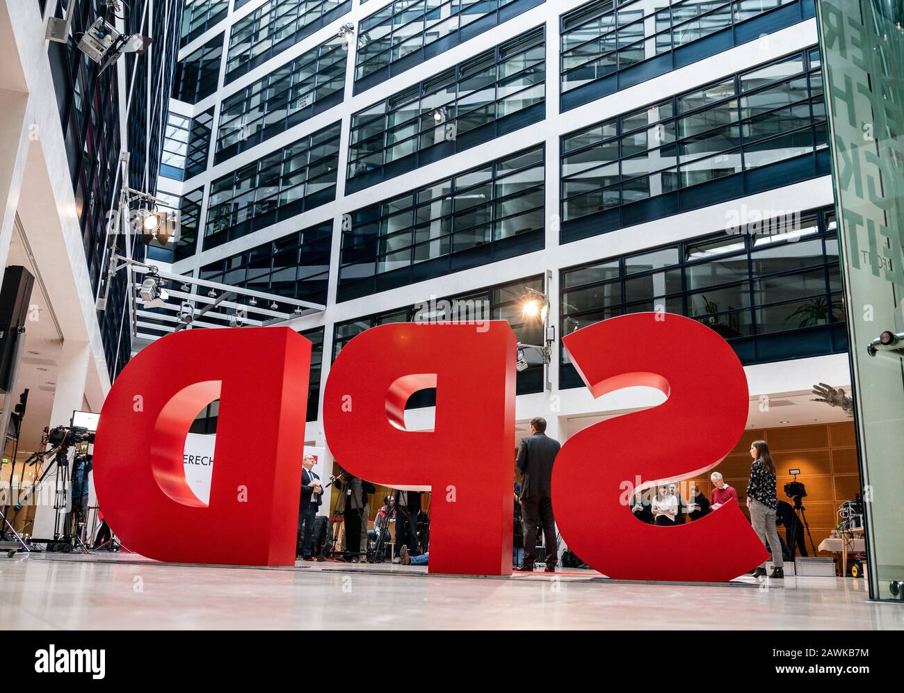 Berlin, Allemagne. 9 février 2020. Lars Klingbeil, Secrétaire général du SPD, parle aux représentants des médias derrière un logo du SPD avant le début de la session privée du Comité exécutif du SPD à la Maison Willy Brandt. Au cours de la retraite de deux jours, les dirigeants du parti discuteront des questions actuelles et se prépareront aux élections fédérales de 2021. Crédit: Michael Kappeler/Dpa/Alay Live News Banque D'Images