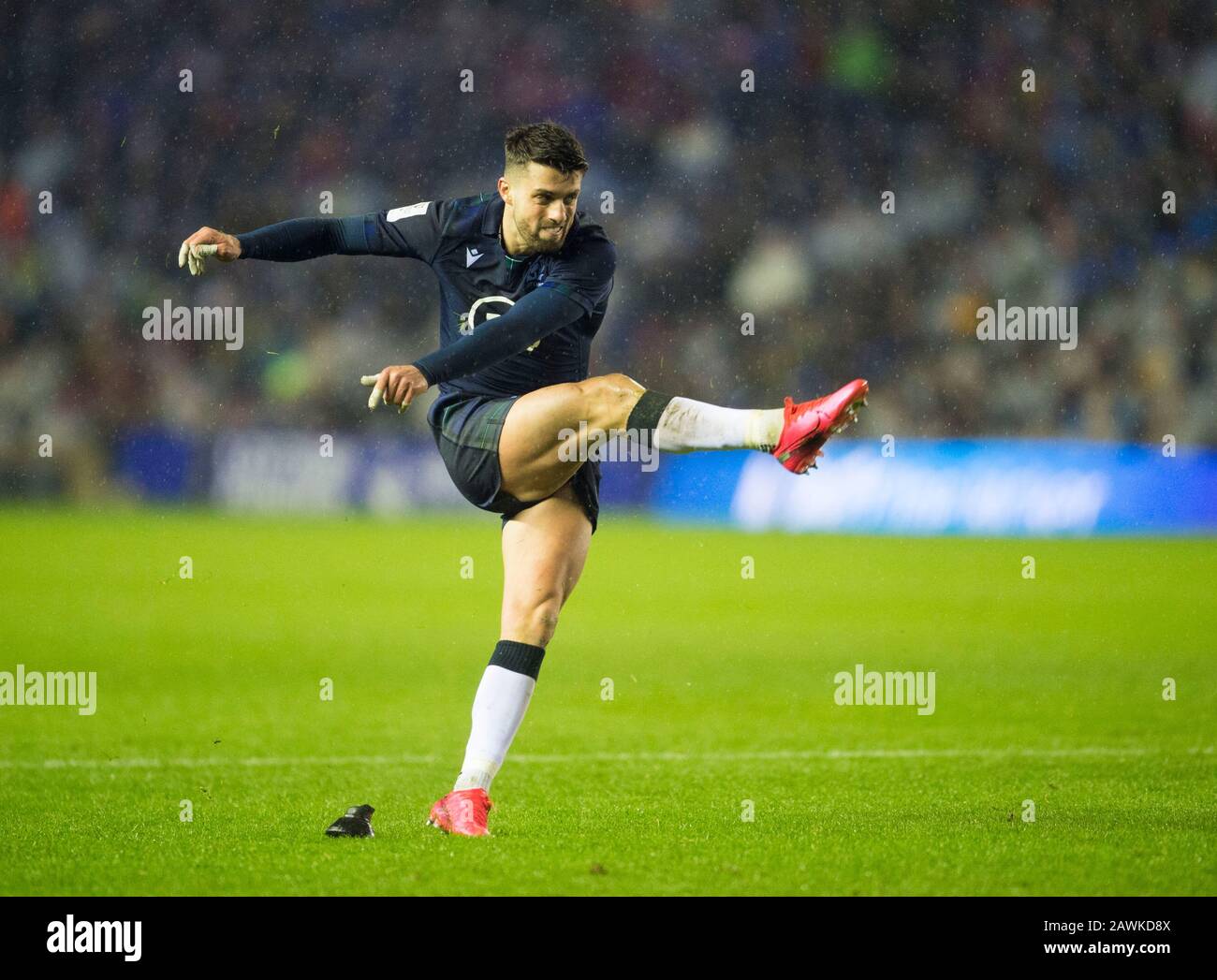 BT Murrayfield Stadium.Edinburgh.Scotland, Royaume-Uni. 8 février 2020. BT Murrayfield Stadium.Edinburgh, Écosse, Royaume-Uni. Guinness Six Nations Test: Ecosse / Angleterre. Adam Hastings d'Écosse infliger une peine. Crédit: Ian Rutherford/Alay Live News. Banque D'Images