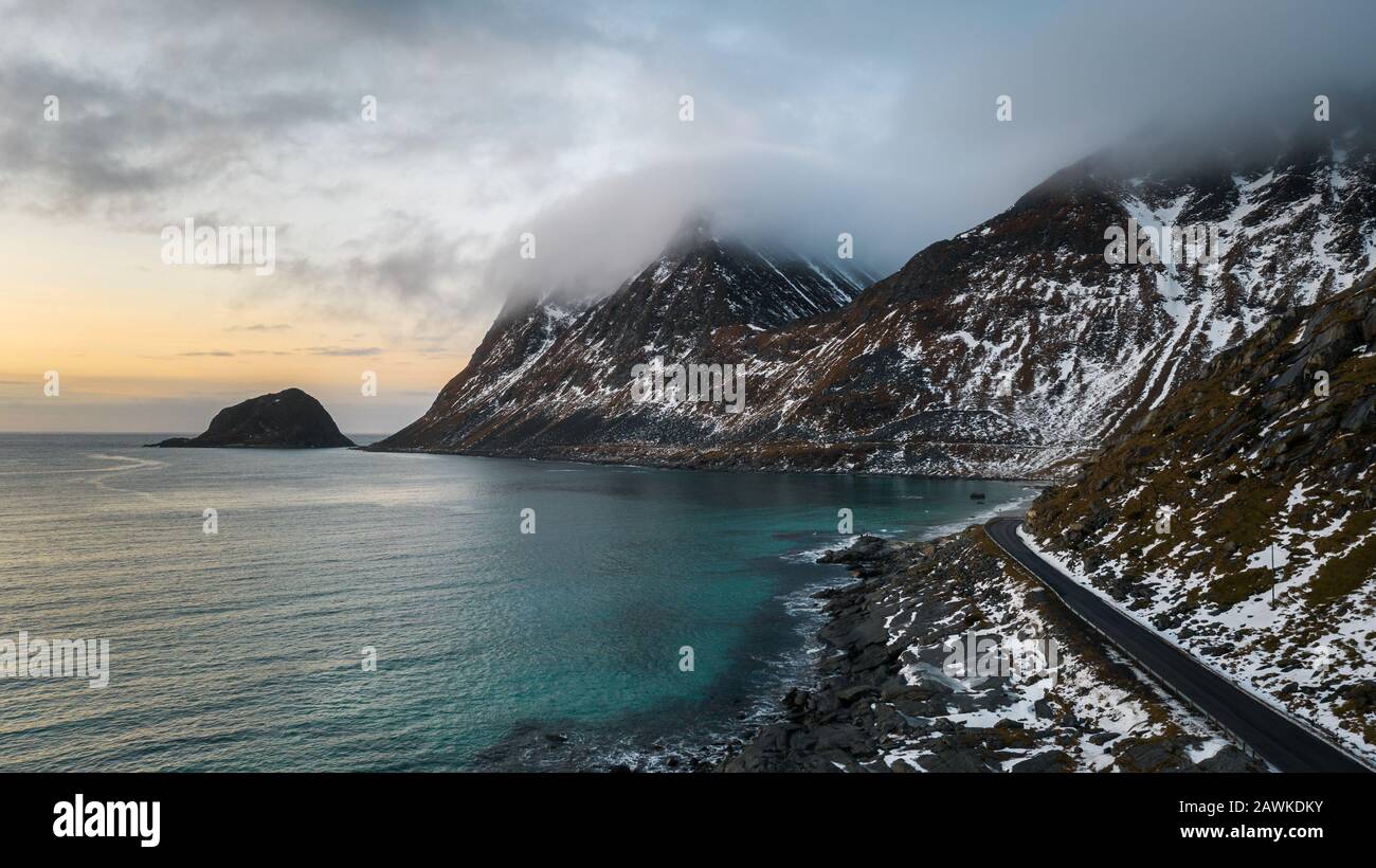 Belle plage derrière un cercle polaire sur l'île de Lofoten au nord de la norvège, qui fait des ravines couchers de soleil. Plage avec eau turquoise et montagnes incroyables en arrière-plan Banque D'Images