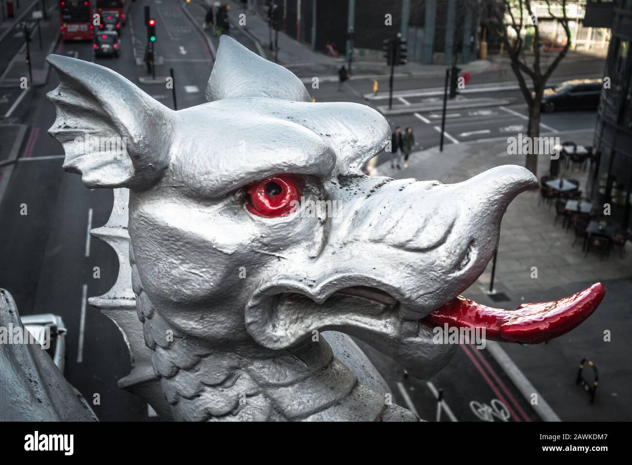Gros plan des dragons d'argent de la City de Londres sur Holborn Viaduct, Farringdon Street, Londres, Angleterre, Royaume-Uni Banque D'Images