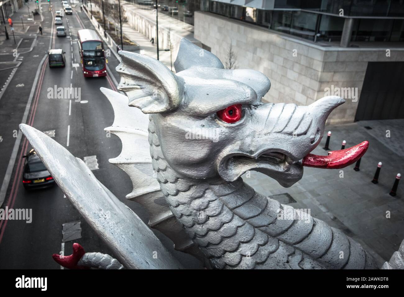 Gros plan des dragons d'argent de la City de Londres sur Holborn Viaduct, Farringdon Street, Londres, Angleterre, Royaume-Uni Banque D'Images