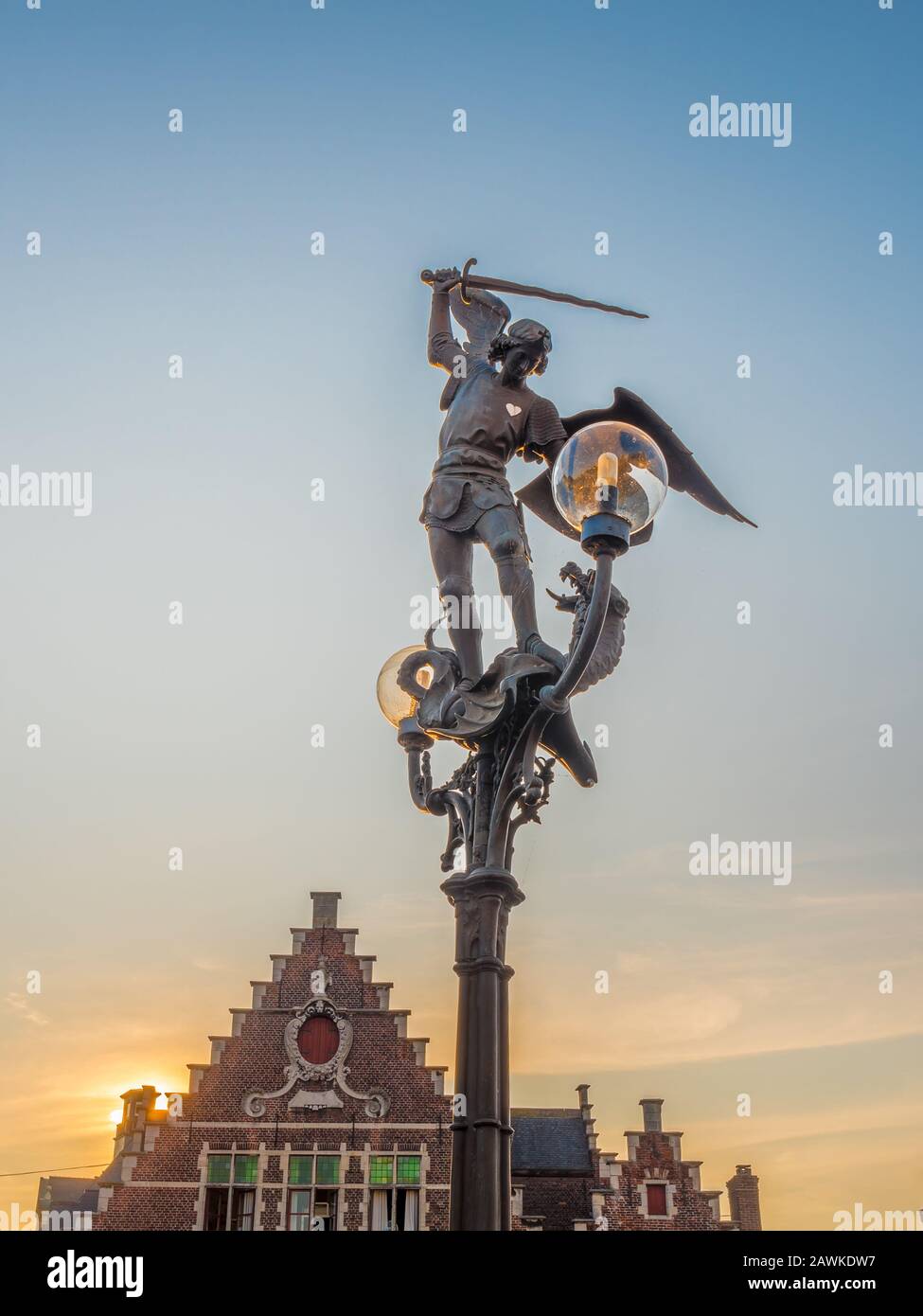 Statue de l'Archange Saint Michael qui claque un dragon à côté de la promenade de la rivière Lys à Gand, en Belgique et au crépuscule. La vieille ville de Gent est célèbre SIG en fonte de fer Banque D'Images