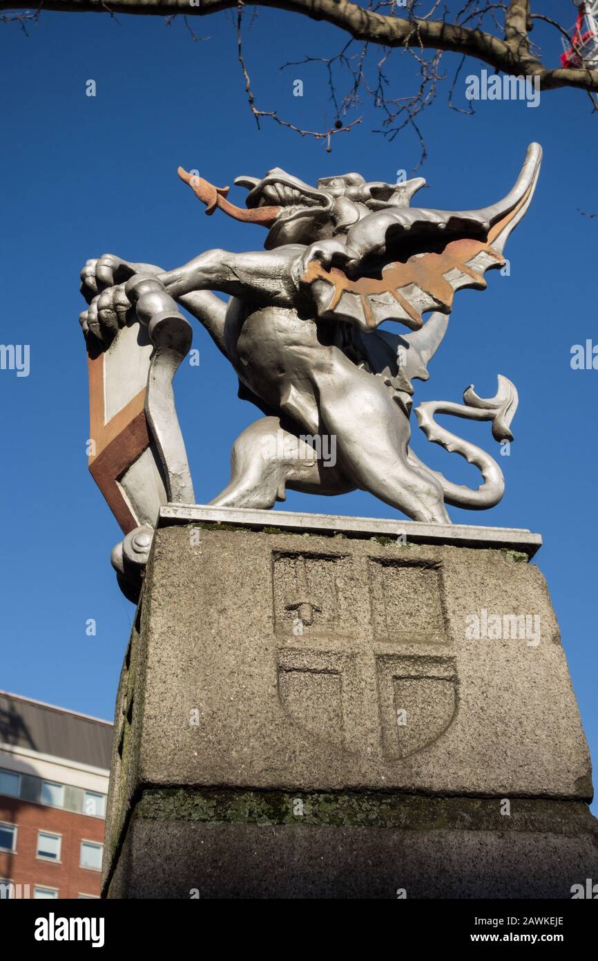 Marqueur de limite City of London Dragon près de la station de métro Chancery Lane, High Holborn, Londres, Royaume-Uni Banque D'Images