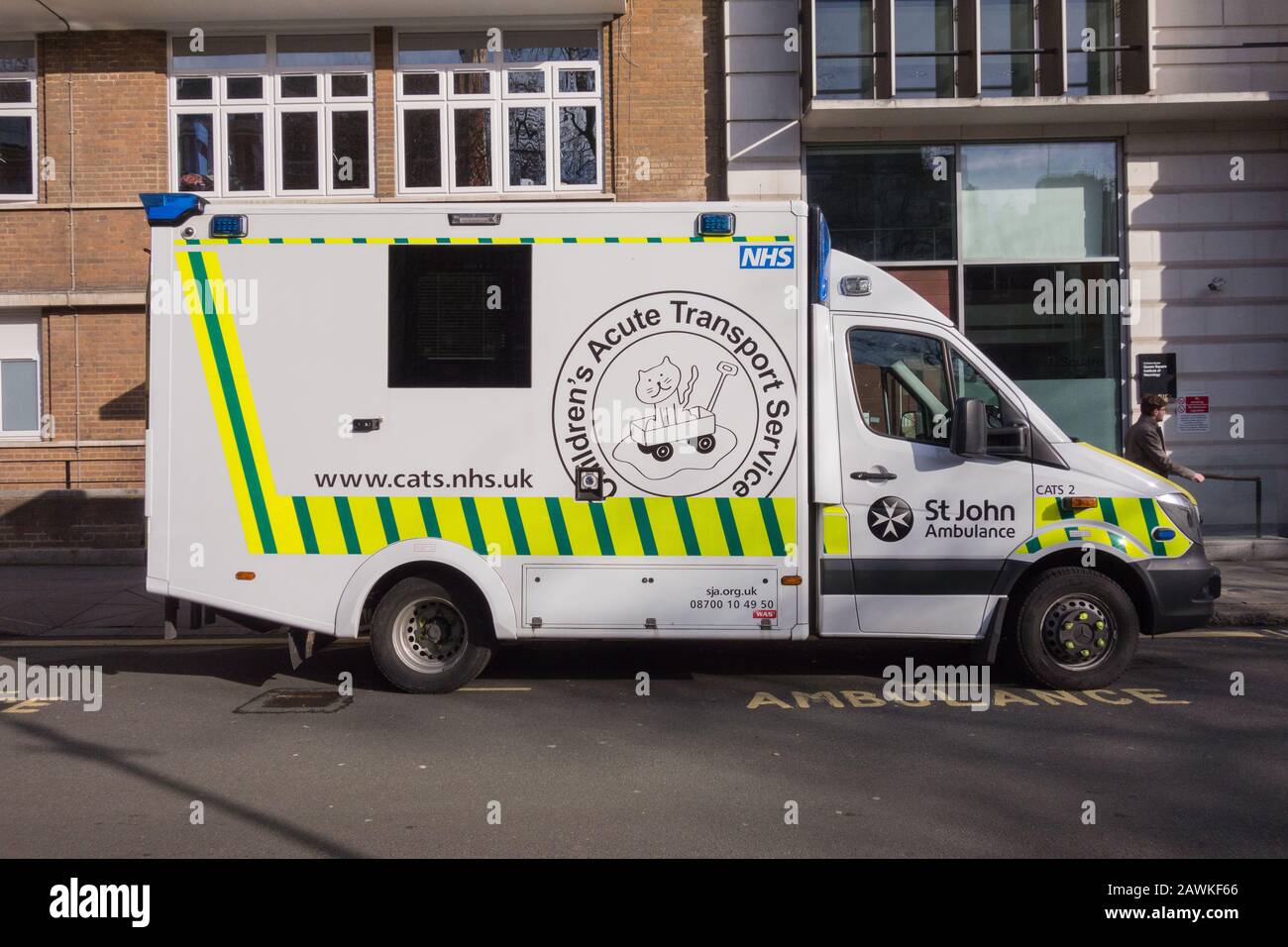 L'ambulance du service de transport aigu pour enfants de St John Ambulance stationné près du célèbre hôpital Great Ormond Street, Londres, Royaume-Uni Banque D'Images